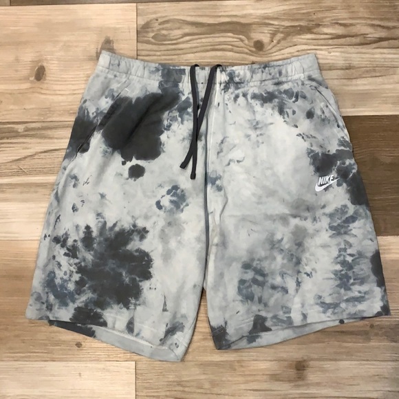 Large Nike Shorts - Picture 1 of 3